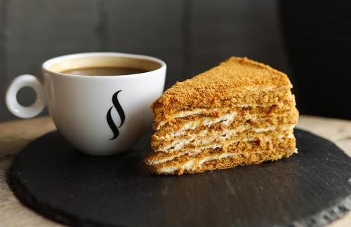 Сет "Медовик + американо" за 7,25р в "Paragraph Coffee" в Бресте